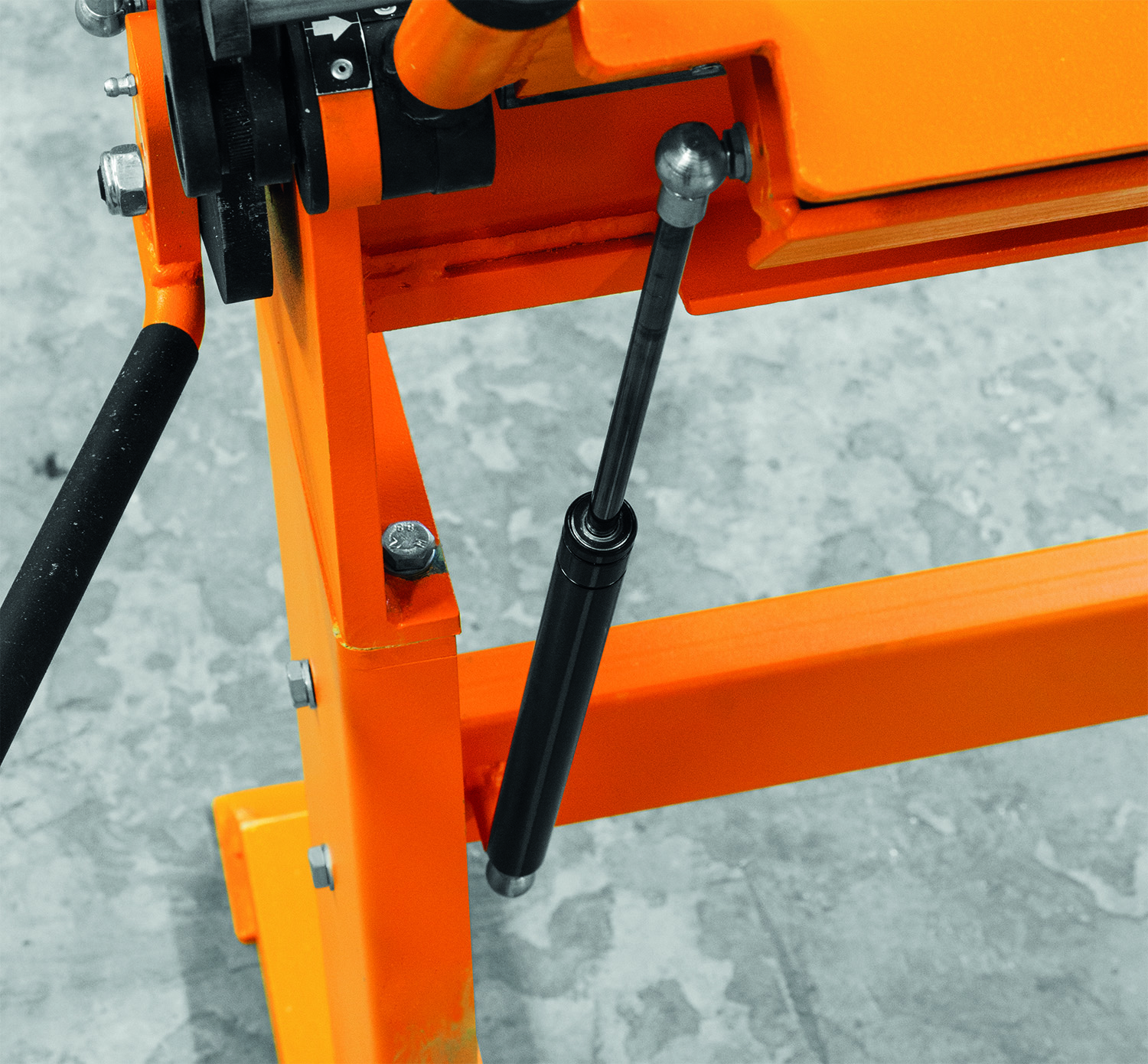 Амортизатор на нижнюю планку уменьшает нагрузку и эффективно перераспределяет усилие оператора в момент гиба листа